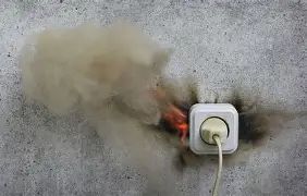 Odore di bruciato da una presa